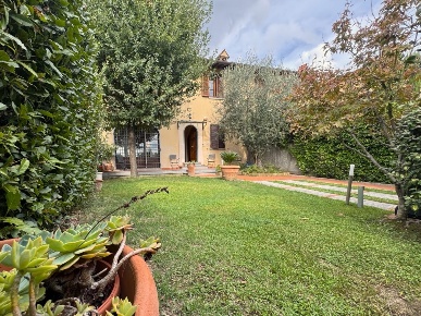 Foto Villa singola in Via di Cantagallo, Prato Villa Fiorita di 230 m²
