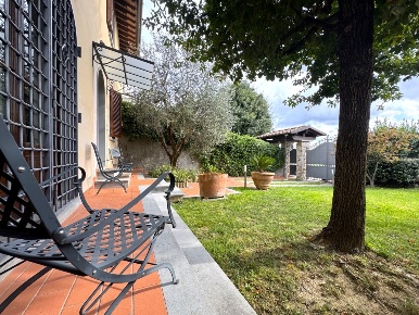 Foto Villa singola in Via di Cantagallo, Prato Villa Fiorita di 230 m²
