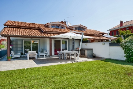 Foto Villa bifamiliare a Grottaferrata Centro di 210 m² con 7 locali