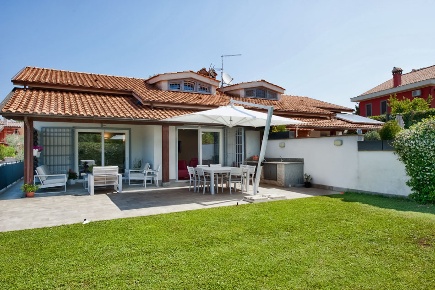 Foto Villa bifamiliare a Grottaferrata Centro di 210 m² con 7 locali