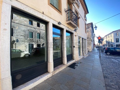 Foto Locale commerciale a Bassano del Grappa Centro di 40 m² con 1 locali