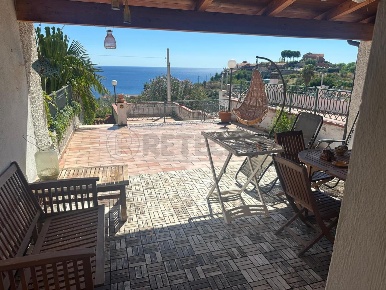 Foto Villa a schiera in baia dell'est, Stalettì Caminia di 110 m²