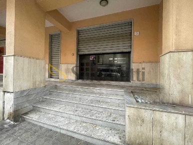 Foto Locale commerciale in Via Ipponio 70, Reggio di Calabria di 50 m²