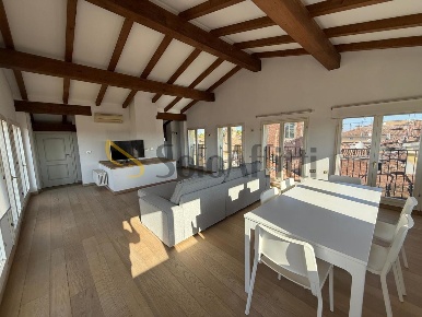 Foto Appartamento in Rua Muro, Modena Centro Storico di 140 m² con 6 locali