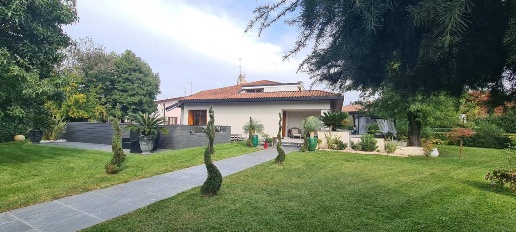 Foto Villa unifamiliare in Via Piave 79, Manerbio Centro di 530 m²