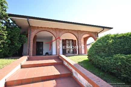 Foto Villa unifamiliare in Via Palestro, Ghemme di 370 m² con 9 locali