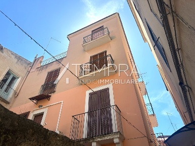 Foto Appartamento a Adrano di 150 m² con 8 locali in vendita