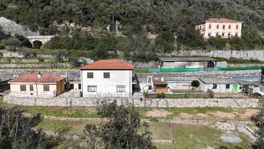 Foto Villa bifamiliare in Via Nazionale 8, Airole Centro di 180 m²