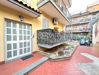 Foto Appartamento a Aci Castello di 87 m² con 4 locali in vendita