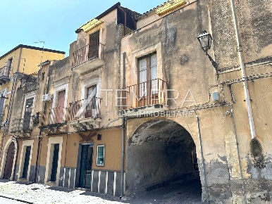 Foto Casa indipendente a Adrano di 113 m² con 4 locali in vendita
