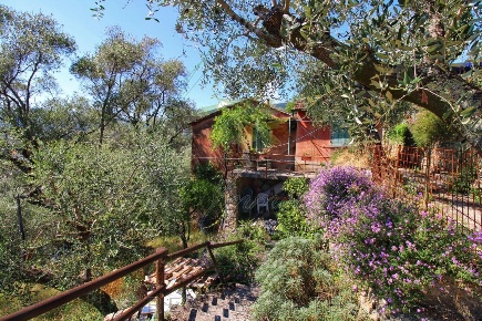 Foto Rustico in Via Ugo Campodonico Caduto Partigiano 6, Rapallo di 200 m²