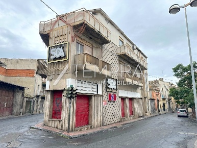 Foto Locale commerciale a Adrano di 750 m² con 4 locali in vendita