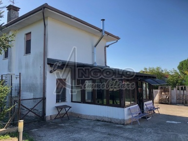 Foto Villa bifamiliare a Stienta di 132 m² con 7 locali in vendita