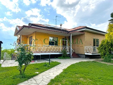 Foto Villa bifamiliare a Ivrea di 213 m² con 9 locali in vendita