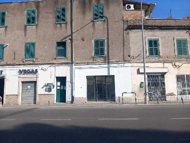 Foto Locale commerciale in Via Nazionale Tiburtina 62, Tivoli di 27 m²