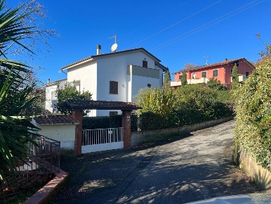 Foto Villa a schiera a Sarzana di 110 m² con 6 locali in vendita