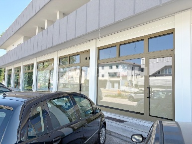 Foto Locale commerciale a Porcia Centro di 115 m² con 2 locali in vendita