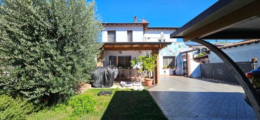 Foto Villa unifamiliare a Bedizzole Piazza di 254 m² con 4 locali