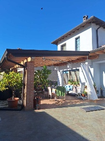 Foto Villa unifamiliare a Bedizzole Piazza di 254 m² con 4 locali