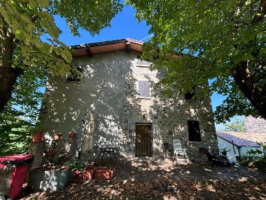 Foto Appartamento a Varano de' Melegari di 90 m² con 5 locali in vendita