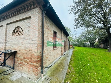 Foto Villa bifamiliare in VIA DI MASSA, Ravenna di 200 m² con 8 locali