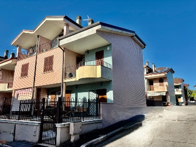 Foto Villa a schiera a Guidonia Montecelio di 220 m² con 6 locali