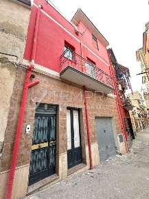 Foto Casa indipendente a Adrano di 130 m² con 4 locali in vendita