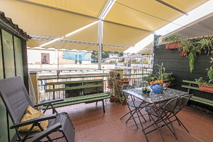 Foto Appartamento in Via Bolzaneto, Genova di 45 m² con 4 locali in vendita