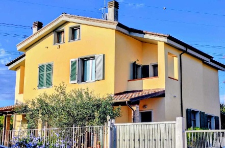 Foto Case semi ndipendenti a Sarzana di 140 m² con 5 locali in vendita