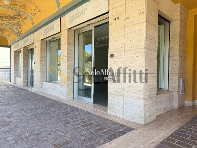 Foto Locale commerciale in Via Parigi 44 46, Potenza Centro di 137 m²