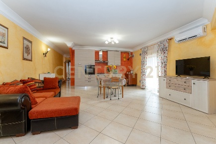 Foto Appartamento in Via dei Lillà 1, Valverde di 100 m² con 4 locali