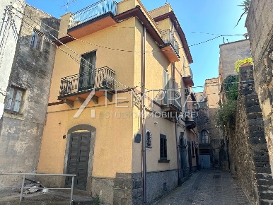 Foto Casa indipendente a Adrano di 280 m² con 14 locali in vendita