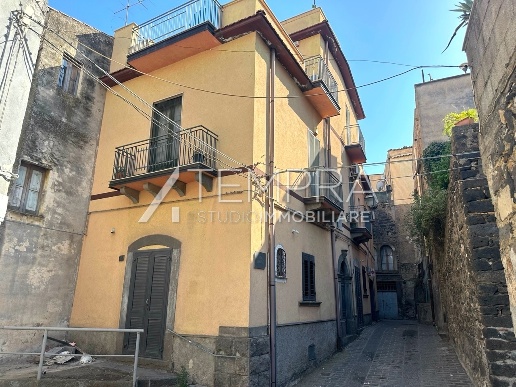 casa indipendente in vendita ad Adrano
