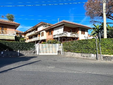 Foto Appartamento a Aci Castello di 80 m² con 4 locali in vendita