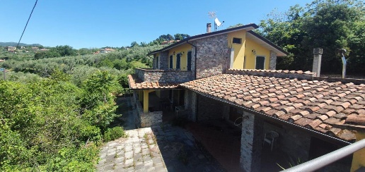 Foto Villa bifamiliare a Fosdinovo di 140 m² con 4 locali in affitto