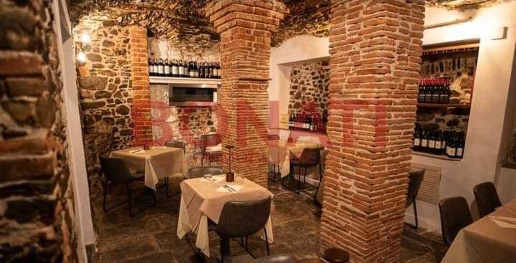 Foto Locale commerciale a Sarzana Centro di 130 m² con 4 locali in affitto