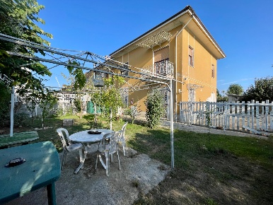 Foto Villa a schiera in Via Bricco San Martino 44, Lequio Tanaro di 230 m²
