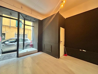 Foto Locale commerciale a Sarzana Centro di 54 m² con 2 locali in vendita