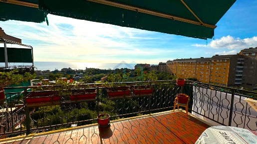 Foto Appartamento in Via Fratelli Grondona 18, Savona di 162 m² in vendita