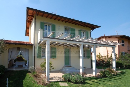 Foto Villa bifamiliare in Via Osterietta 96, Pietrasanta di 145 m²