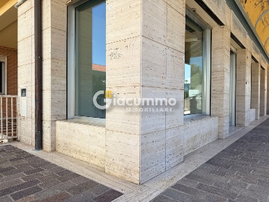 Foto Locale commerciale in Via Parigi 44-46, Potenza Centro di 137 m²