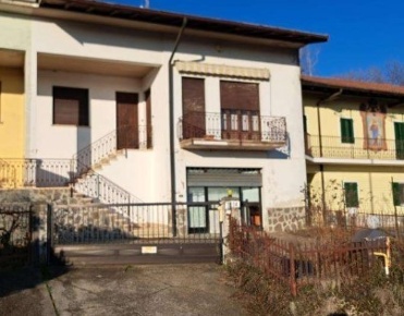 Foto Appartamento in SS32 snc, Pombia Centro di 129 m² con 7 locali in aste