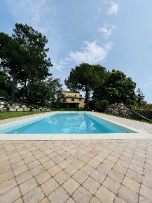 Foto Villa unifamiliare in VIA CHIARAVALLESE, Osimo Centro di 500 m²