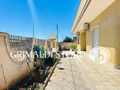 Foto Villa unifamiliare in Via Lorenzo Perosi 13, Lecce di 258 m²