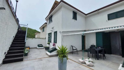Foto Villa a schiera in Via Parrocchia 33, Baronissi Antessano di 180 m²