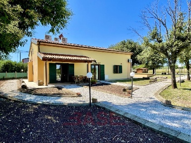 Foto Casa indipendente in Strada Statale 68 di Val Cecina 67, Cecina