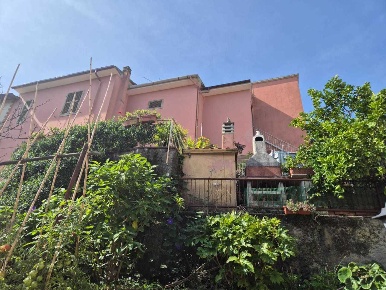 Foto Villa bifamiliare a La Spezia di 220 m² con 11 locali in vendita