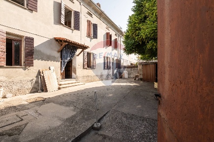 Foto Case semi ndipendenti a Viadana Cizzolo di 310 m² con 7 locali