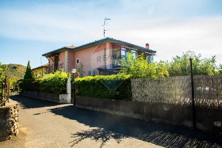 Foto Villa singola in Via Archimede, Trecastagni di 300 m² con 11 locali