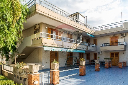 Foto Appartamento in Via Pietralonga, Mascali Centro di 67 m² con 3 locali